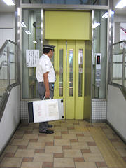 イメージ_駅のエレベーター